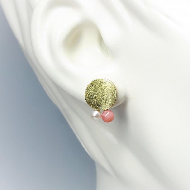 Boucles d'oreilles en or jaune 18kt, opale rose et perles de culture Akoya. Pièce unique.