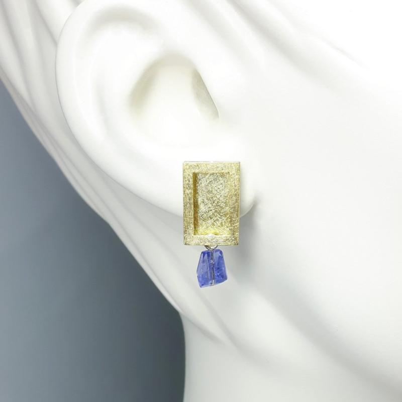 Boucles d'oreilles en or jaune 18kt et cristaux en tanzanite. Pièce unique.