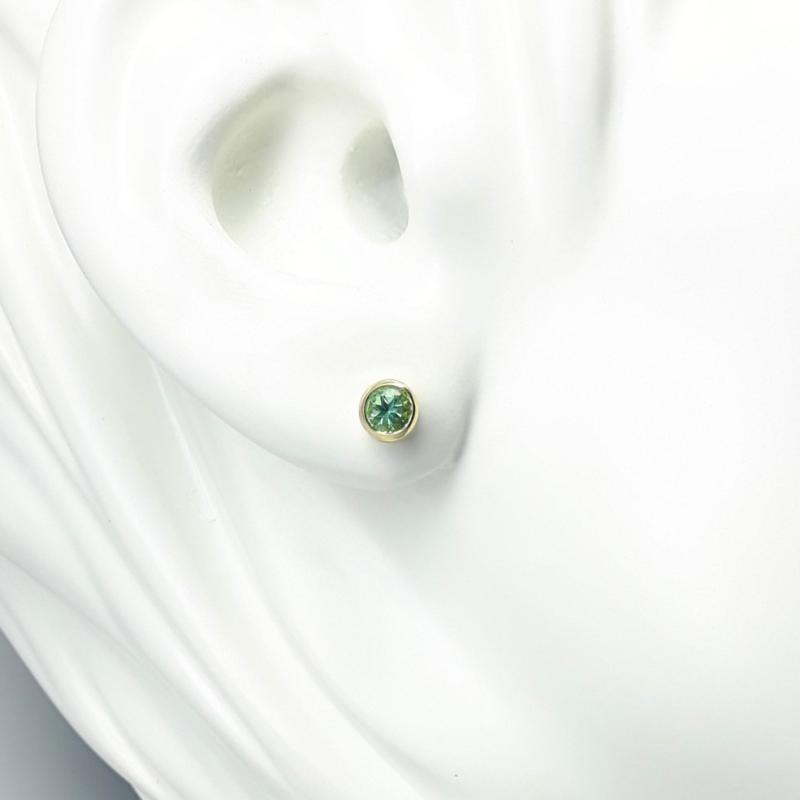 Boucles d'oreilles en or jaune 18kt et tourmalines bleu-vertes Ø4mm.