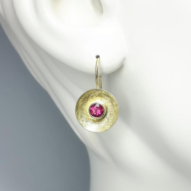 Boucles d'oreilles en or jaune 18kt et tourmaline rose. Pièce unique.