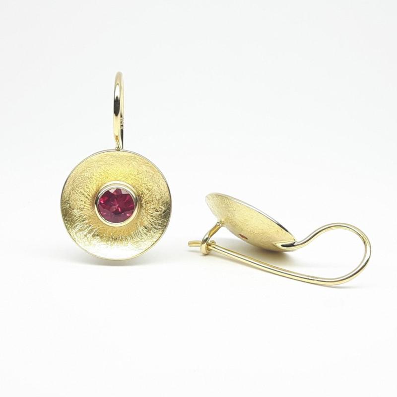 Boucles d'oreilles en or jaune 18kt et tourmaline rose. Pièce unique.