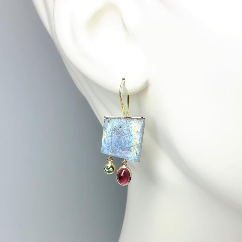 Boucles d'oreilles en or jaune 18kt, labradorite, tourmaline rose et tsavorite. Pièce unique.