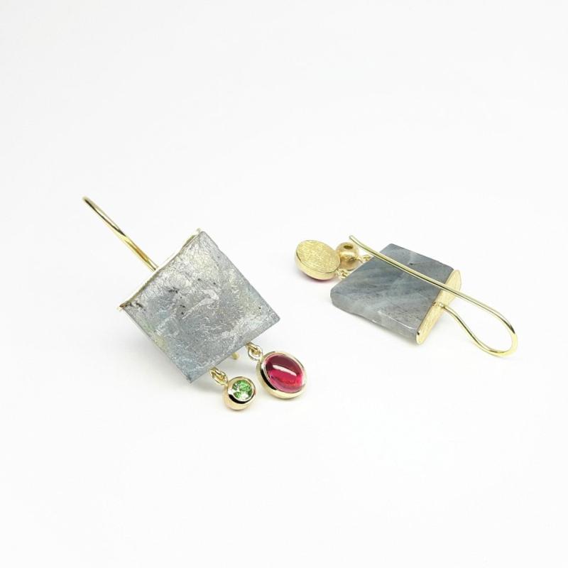 Boucles d'oreilles en or jaune 18kt, labradorite, tourmaline rose et tsavorite. Pièce unique.