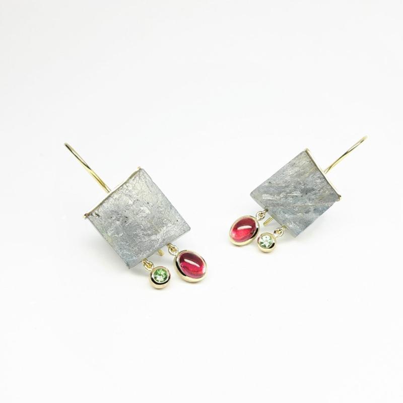 Boucles d'oreilles en or jaune 18kt, labradorite, tourmaline rose et tsavorite. Pièce unique.