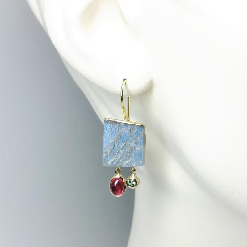 Boucles d'oreilles en or jaune 18kt, labradorite, tourmaline rose et tsavorite. Pièce unique.
