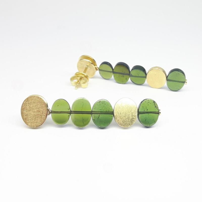 Boucles d'oreilles en or jaune 18kt et tourmalines vertes.