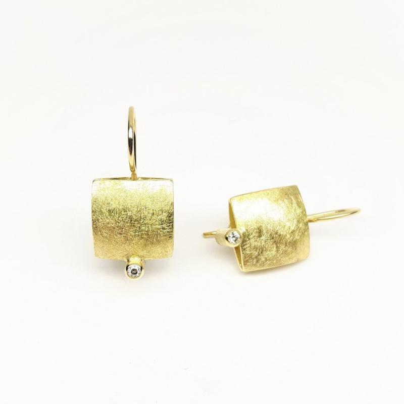 Boucles d'oreilles en or jaune 18kt et brillants.