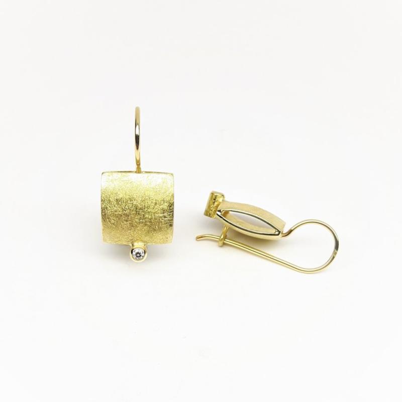 Boucles d'oreilles en or jaune 18kt et brillants.