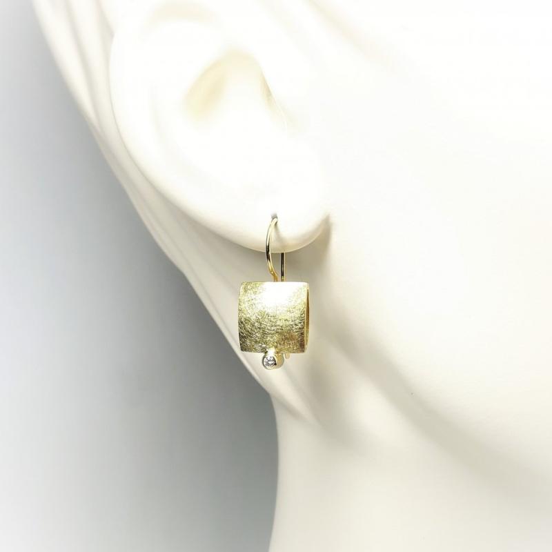Boucles d'oreilles en or jaune 18kt et brillants.