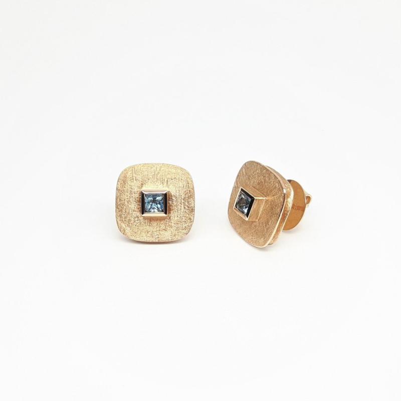 Boucles d'oreilles en or rouge 18kt et aigues-marines en taille princesse. Pièce unique.