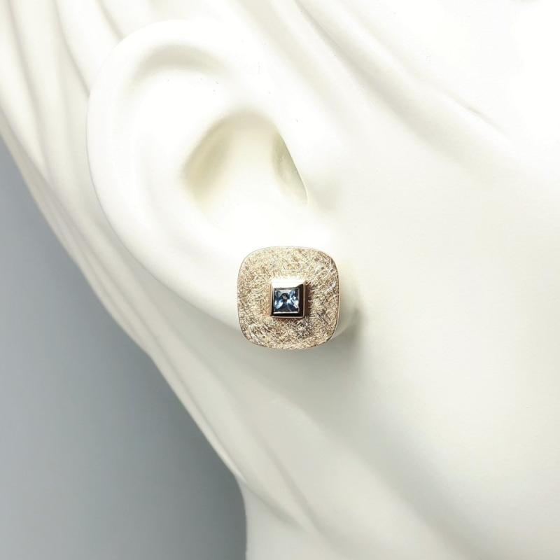 Boucles d'oreilles en or rouge 18kt et aigues-marines en taille princesse. Pièce unique.