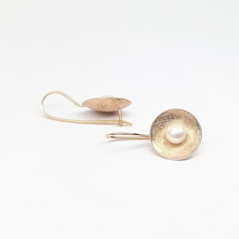Boucles d 'oreilles en or rouge 18kt et perles de culture d'eau douce.