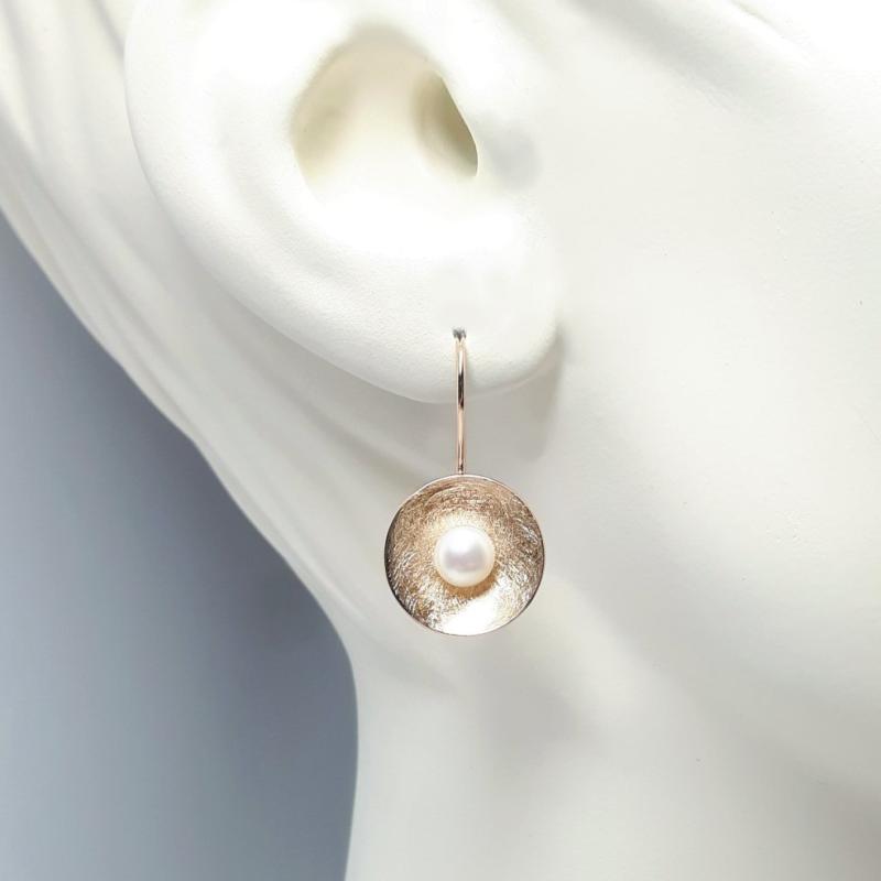 Boucles d 'oreilles en or rouge 18kt et perles de culture d'eau douce.