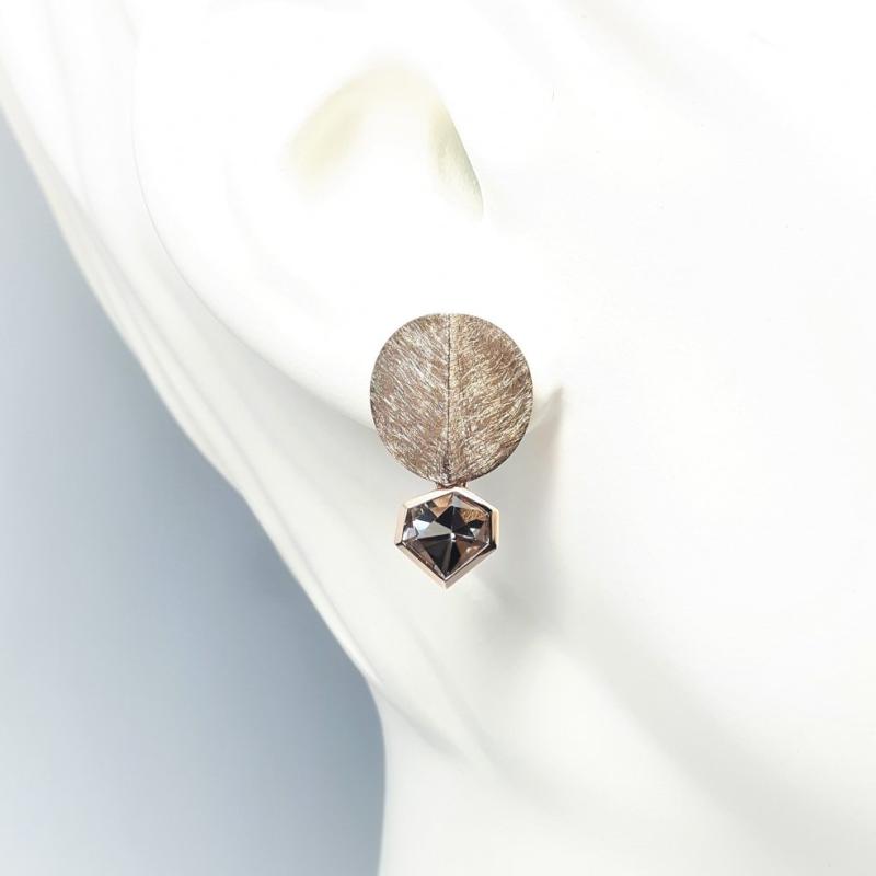 Boucles d'oreilles or rouge 18kt et quartz fumé fancy cut. Pièce unique.
