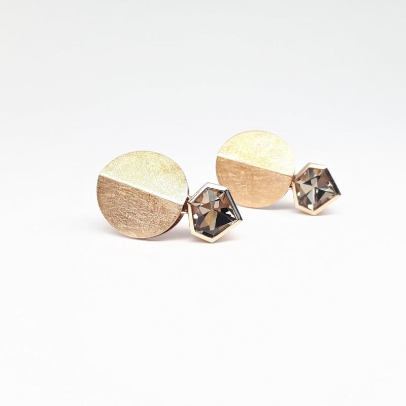 Boucles d'oreilles or rouge 18kt et quartz fumé fancy cut. Pièce unique.