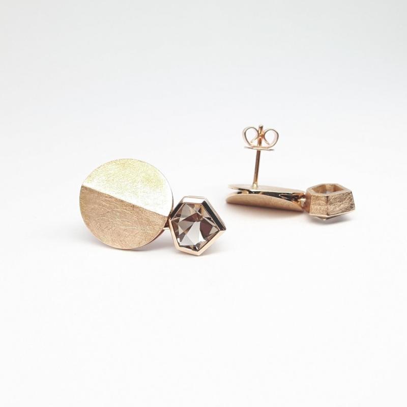 Boucles d'oreilles or rouge 18kt et quartz fumé fancy cut. Pièce unique.