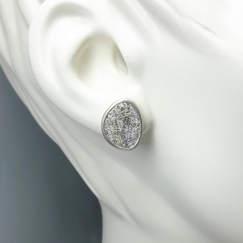 Boucles d'oreilles en argent 925/-, argent fin et or fin 24kt. Pièce unique.