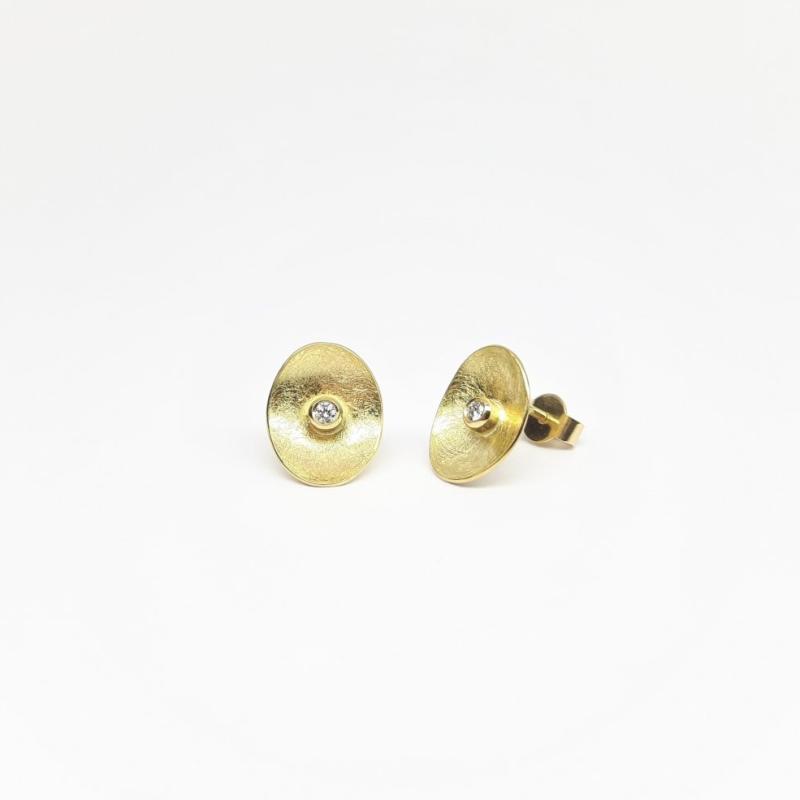 Boucles d'oreilles ovales, or jaune 18kt et brillants.