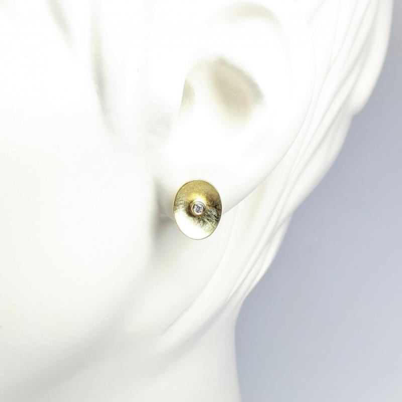 Boucles d'oreilles ovales, or jaune 18kt et brillants.