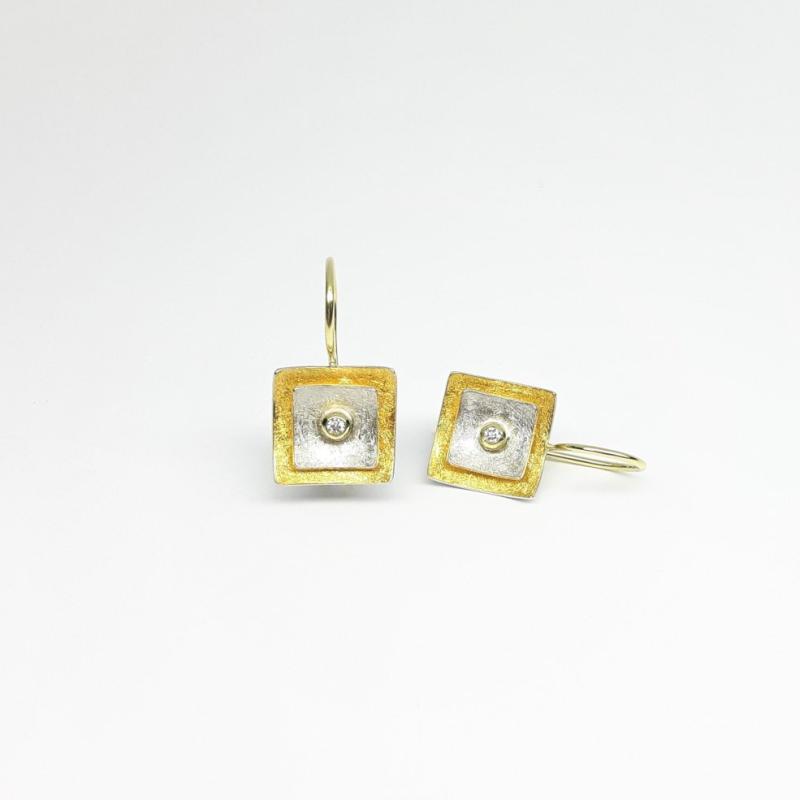 Boucle d'oreilles en or fin, or jaune 18kt, argent 925/- et diamants. 