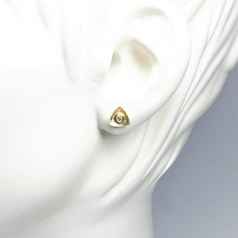 Boucles d'oreilles en or jaune 18kt et brillants.