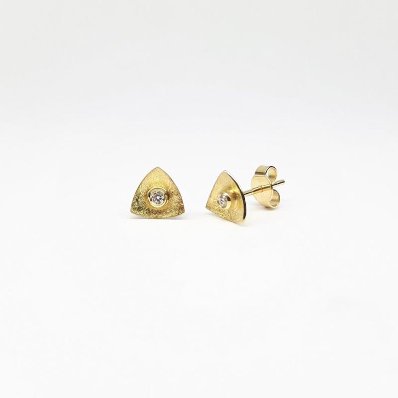 Boucles d'oreilles en or jaune 18kt et brillants.