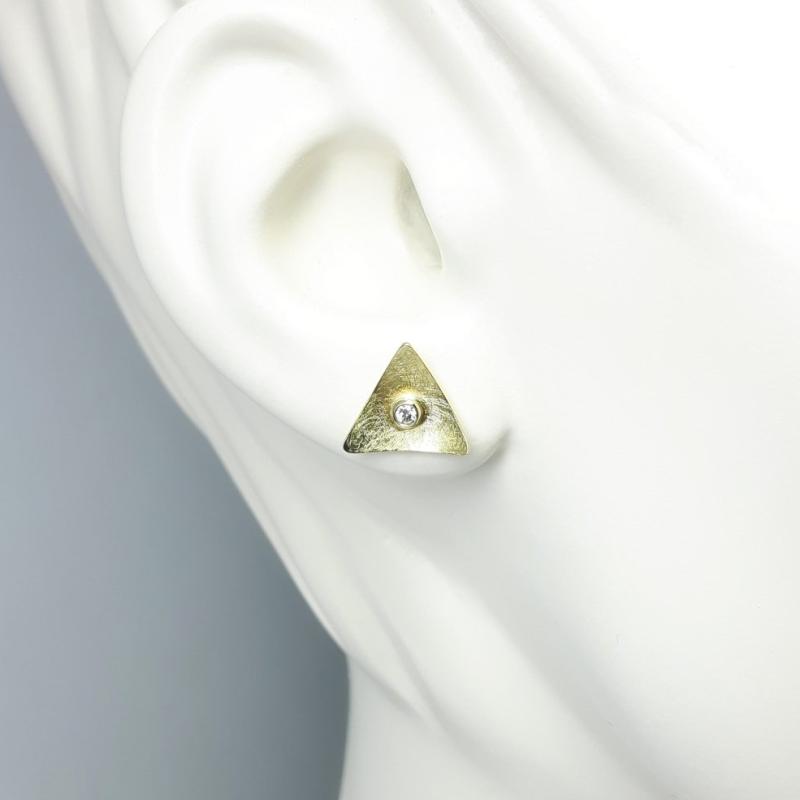 Boucles d'oreilles en or jaune 18kt et brillant.