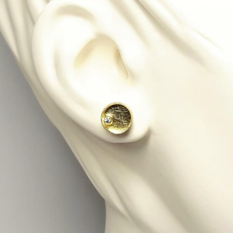 Boucles d'oreilles en or jaune 18kt et brillants.