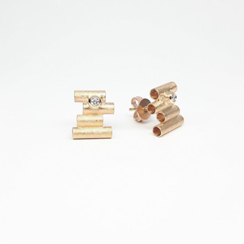 Boucles d'oreilles en or rouge 18kt et diamants.
