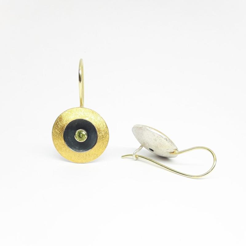Boucles d'oreilles en or fin, argent 925/- et péridot. Pièce unique.