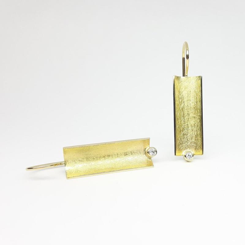 Boucles d'oreilles en or jaune 18kt et brillants.