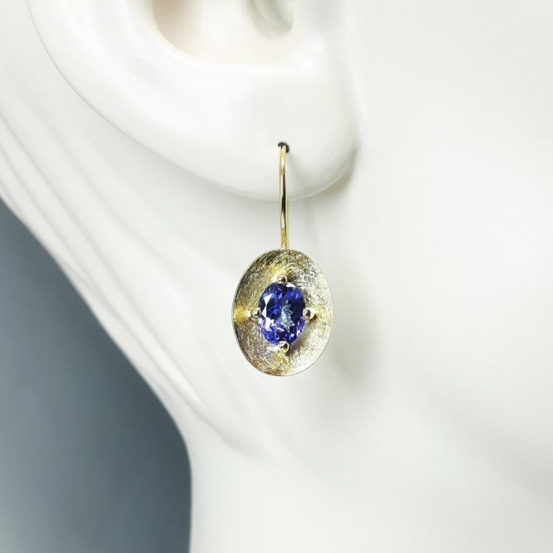Boucles d'oreilles en or jaune 18kt et tanzanite. Pièce unique.