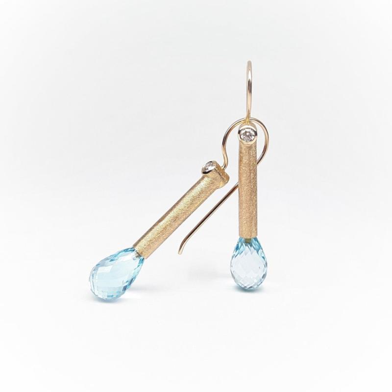 Boucles d'oreilles en or rouge 18kt, topaze bleu et diamants. Pièce unique.