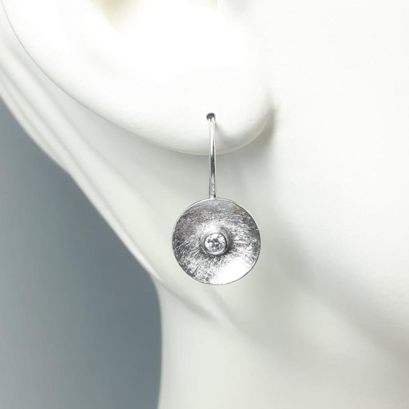 Boucles d'oreilles en or blanc 18kt et brillants ø3mm.