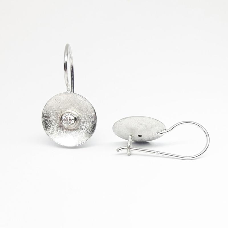 Boucles d'oreilles en or blanc 18kt et brillants ø3mm.