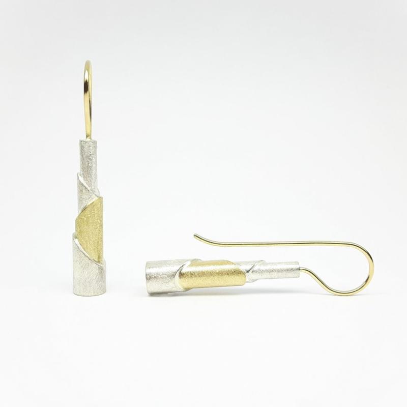 Boucles d'oreilles en or jaune 18kt et argent 925/-.