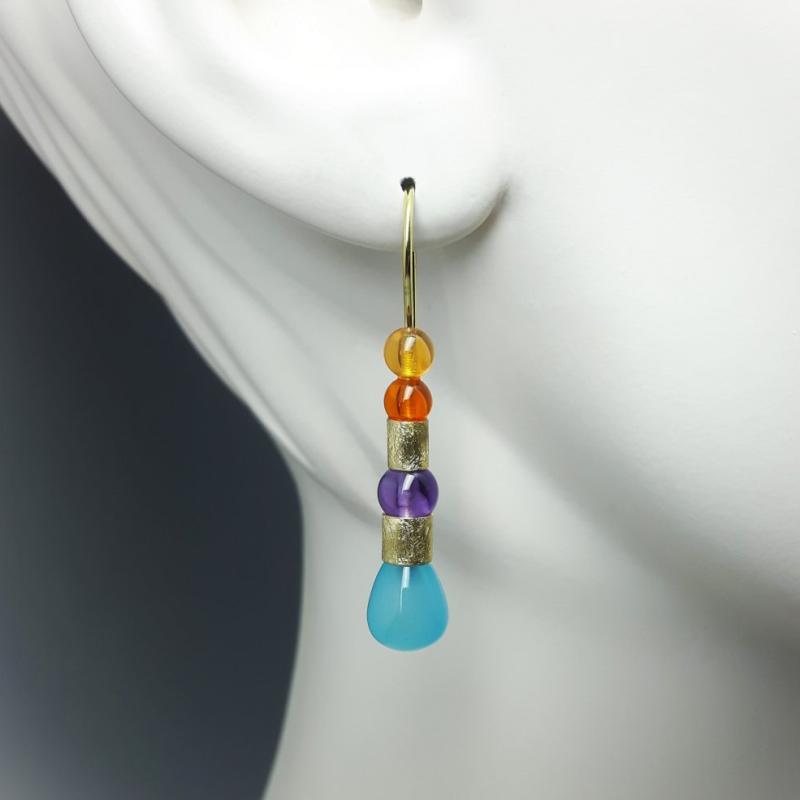 Boucles d'oreilles en or jaune 18kt, pampilles en calcédoine, boules en améthyste et opale de feu. Pièce unique.