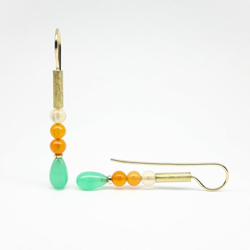 Boucles d'oreilles en or jaune 18kt, pampilles en chrysoprase et boules en opale de feu. Pièce unique.