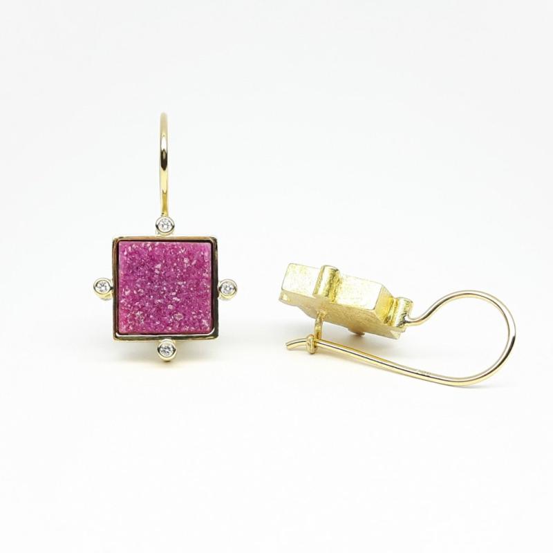 Boucles d'oreilles en or jaune 18kt, cobaltocalcite et diamants. Pièce unique.