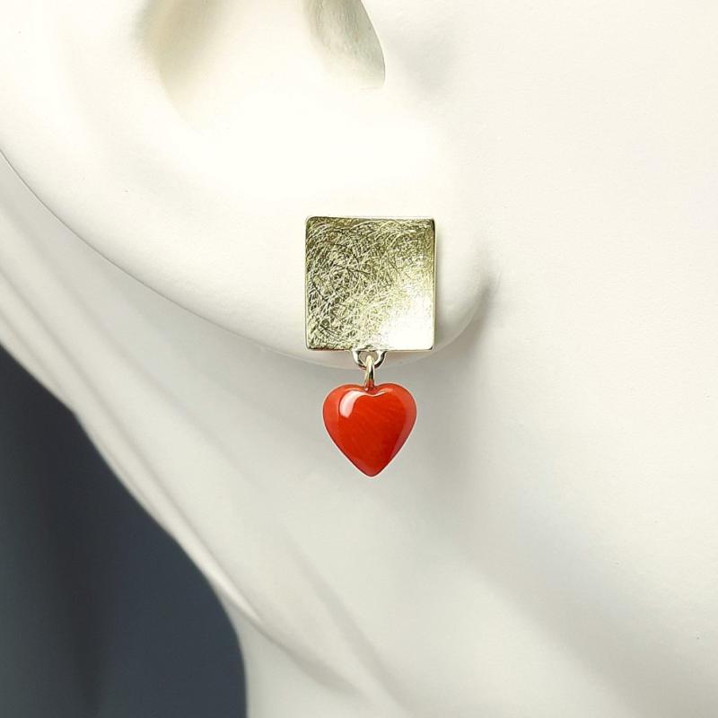 Boucles d'oreilles en or jaune 18kt et coeurs en corail.