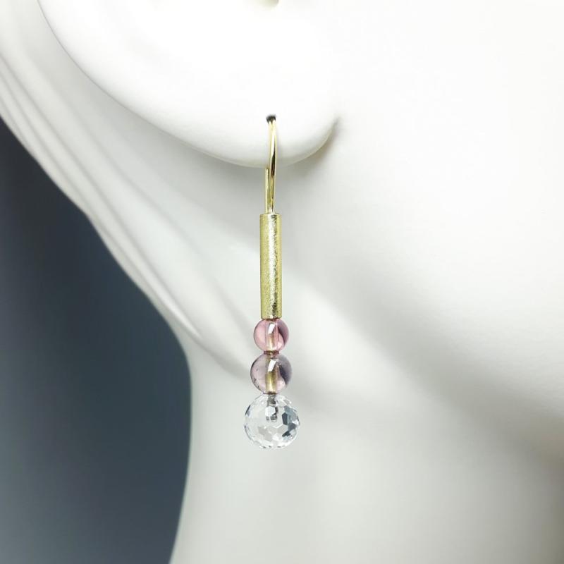 Boucles d'oreilles en or jaune 18kt, pampilles en cristal de roche et boules en tourmaline. Pièce unique.