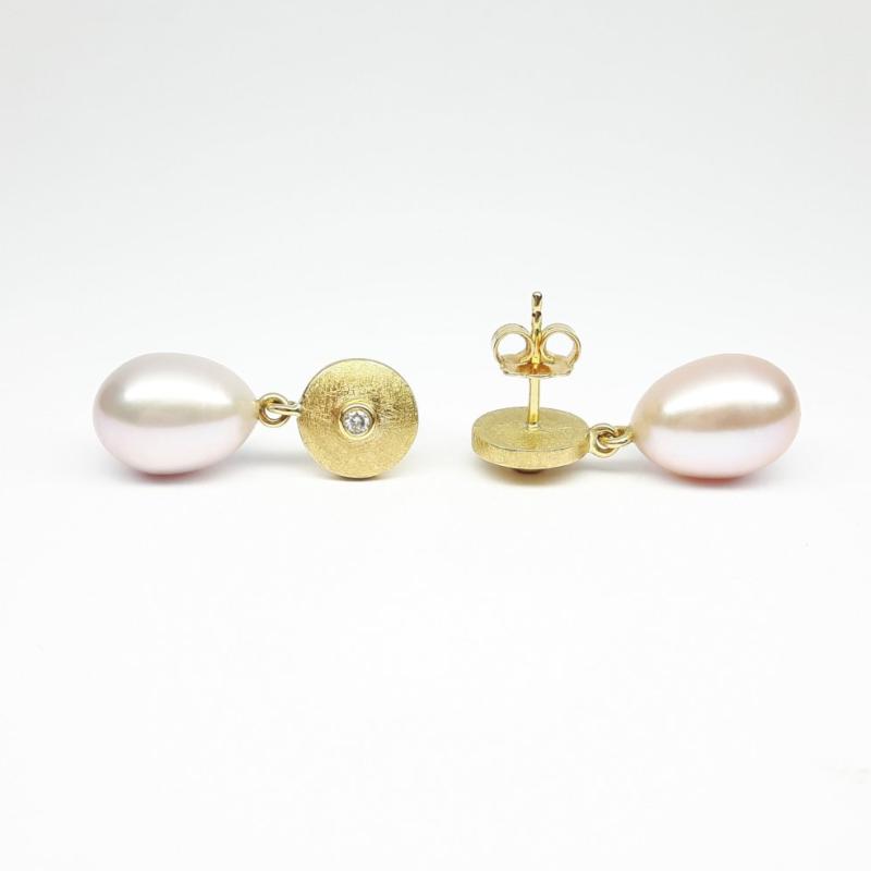 Boucles d'oreilles en or jaune 18kt, perles de culture d'eau douce et diamants. Pièce unique.