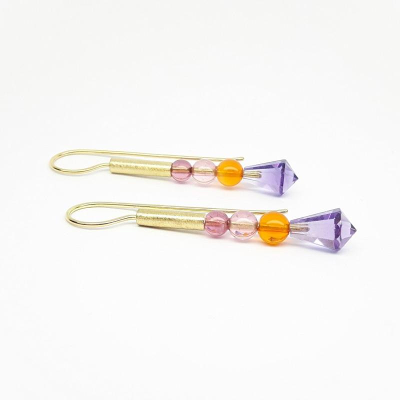Boucles d'oreille en or jaune 18kt, opale de feu, tourmaline et pampilles en améthyste. Pièce unique.