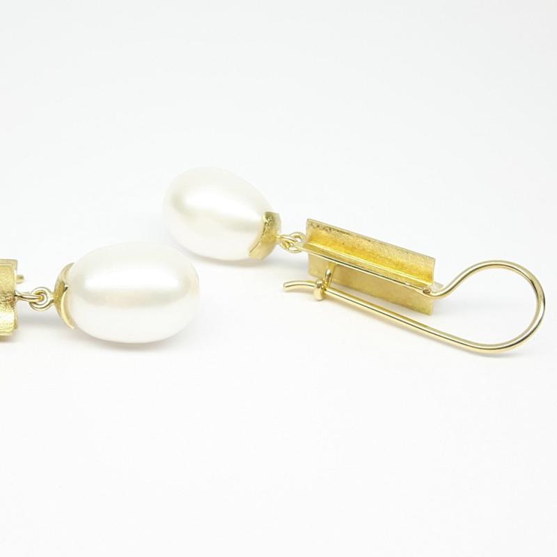 Boucles d'oreilles en or jaune 18kt et perles de culture d'eau douce. Pièce unique.