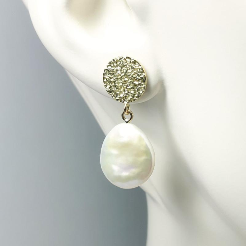 Boucles d 'oreilles en or jaune 18kt et perles d'eau douce. Pièce unique.