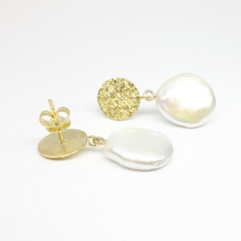 Boucles d 'oreilles en or jaune 18kt et perles d'eau douce. Pièce unique.