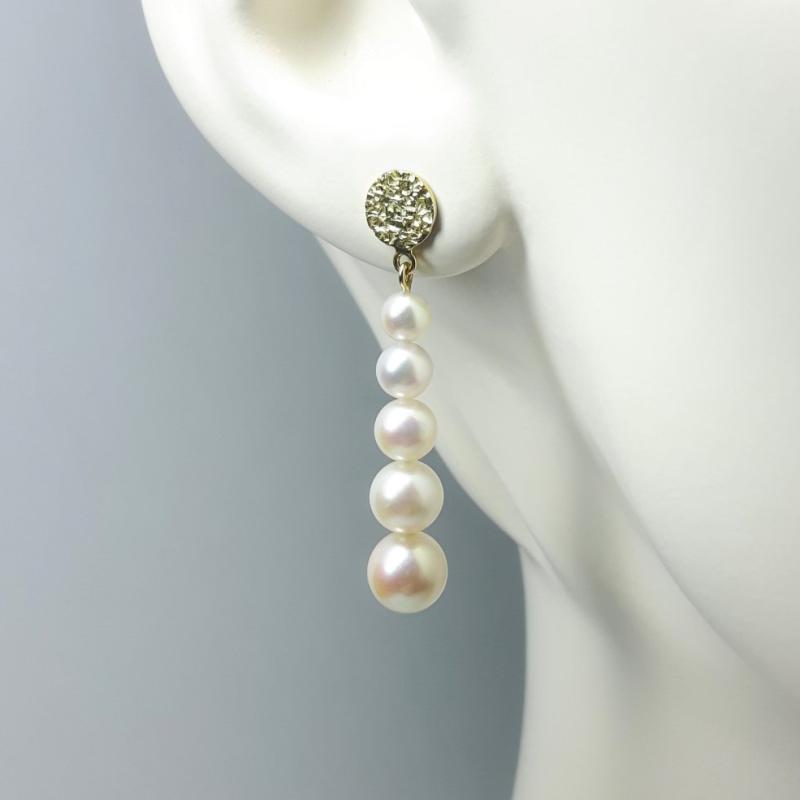 Boucles d 'oreilles en or jaune 18kt et perles d'eau douce. Pièce unique.