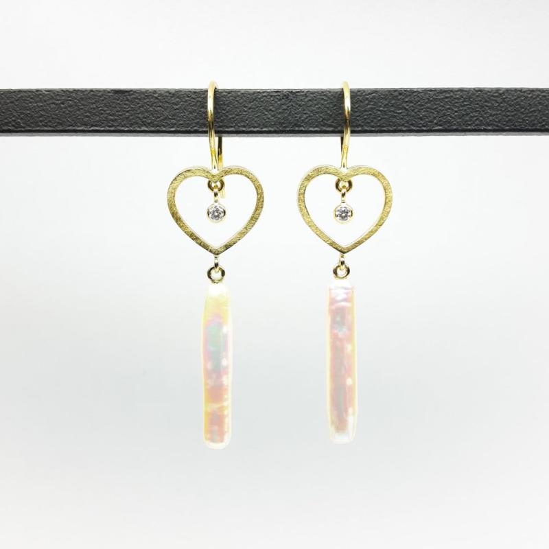 Boucles d'oreilles en or jaune 18kt, perles de culture d'eau et diamants. Pièce unique.