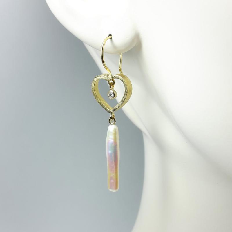 Boucles d'oreilles en or jaune 18kt, perles de culture d'eau et diamants. Pièce unique.