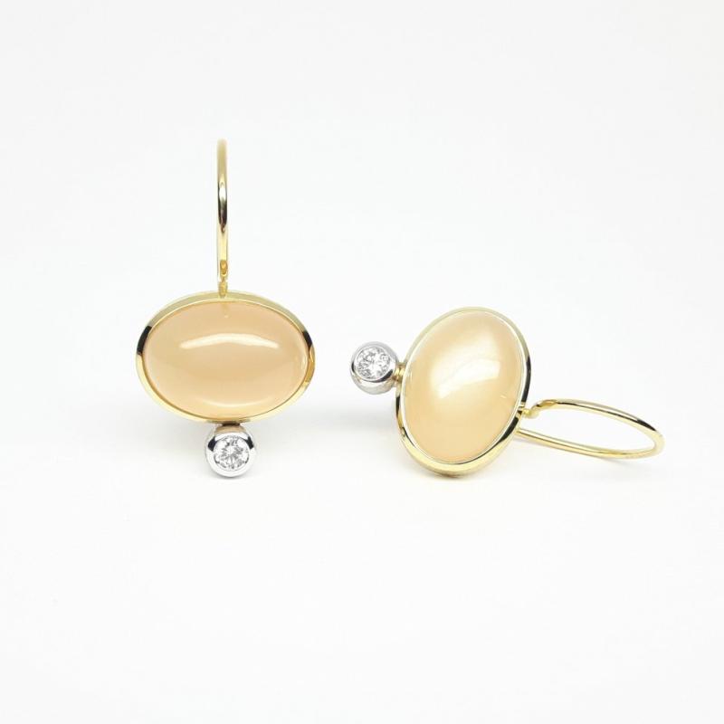 Boucles d'oreilles en or 18kt, pierre de lune et diamants. Pièce unique.
